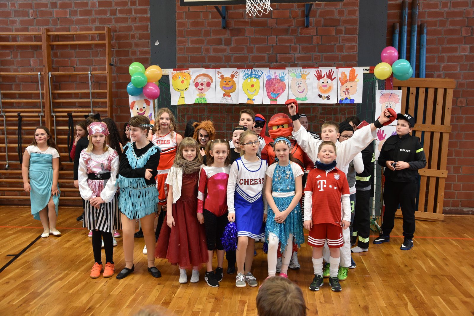 Verkleidete Kinder beim Schulfasching in der Turnhalle
