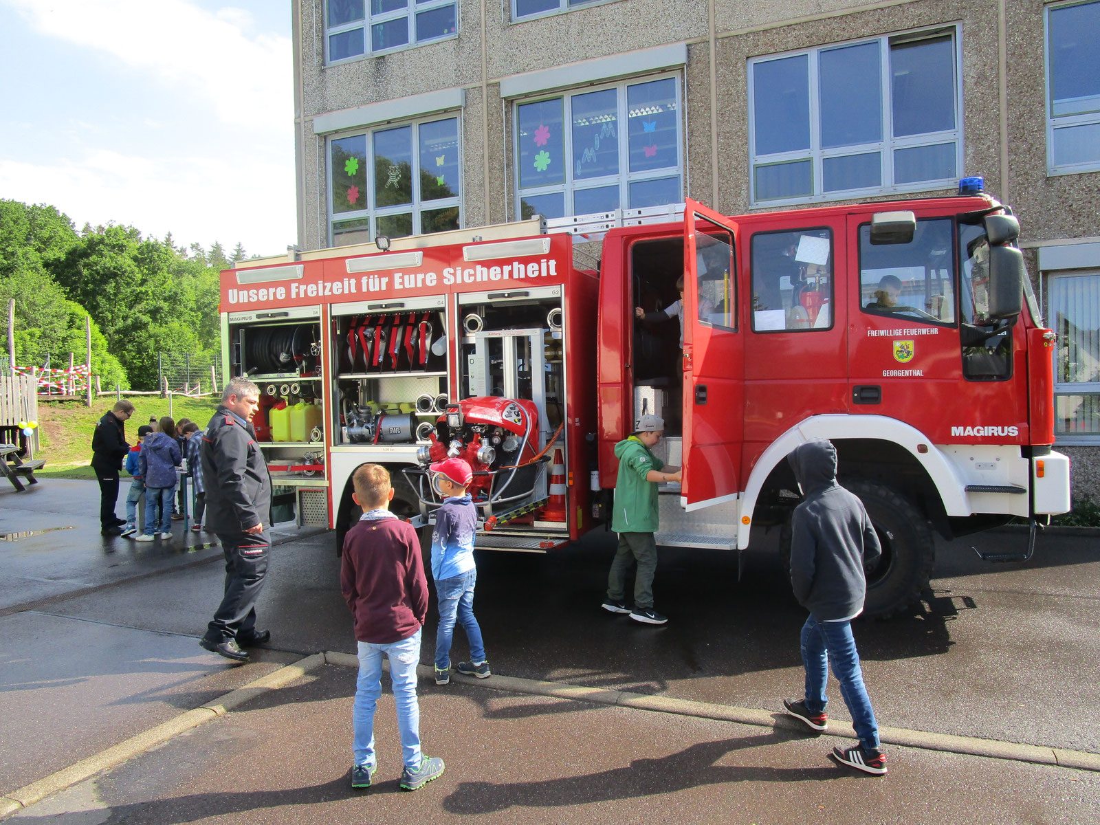 Die Feuerwehr zu Besuch auf dem Schulhof