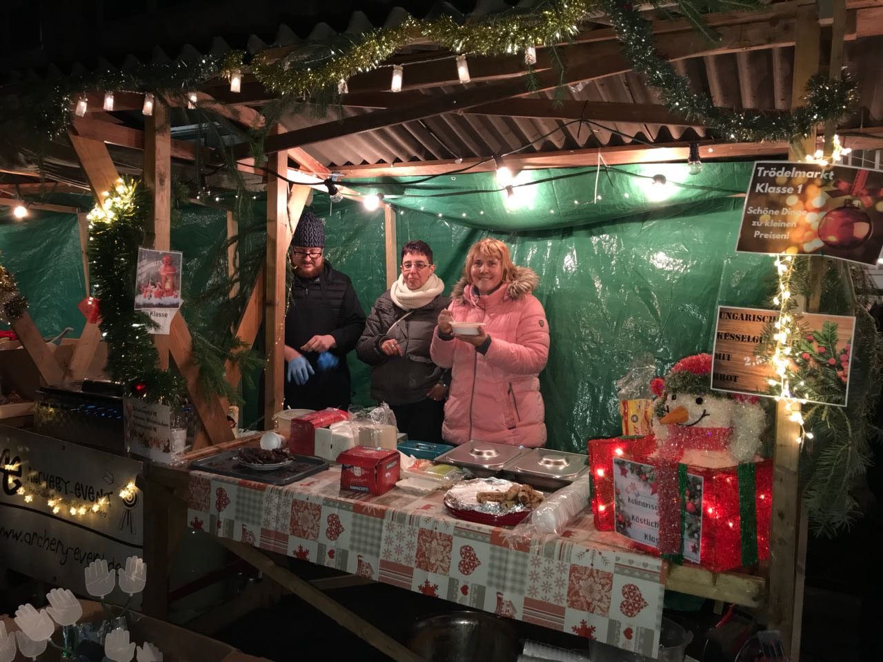 Stand der Schule auf dem Weihnachtsmarkt