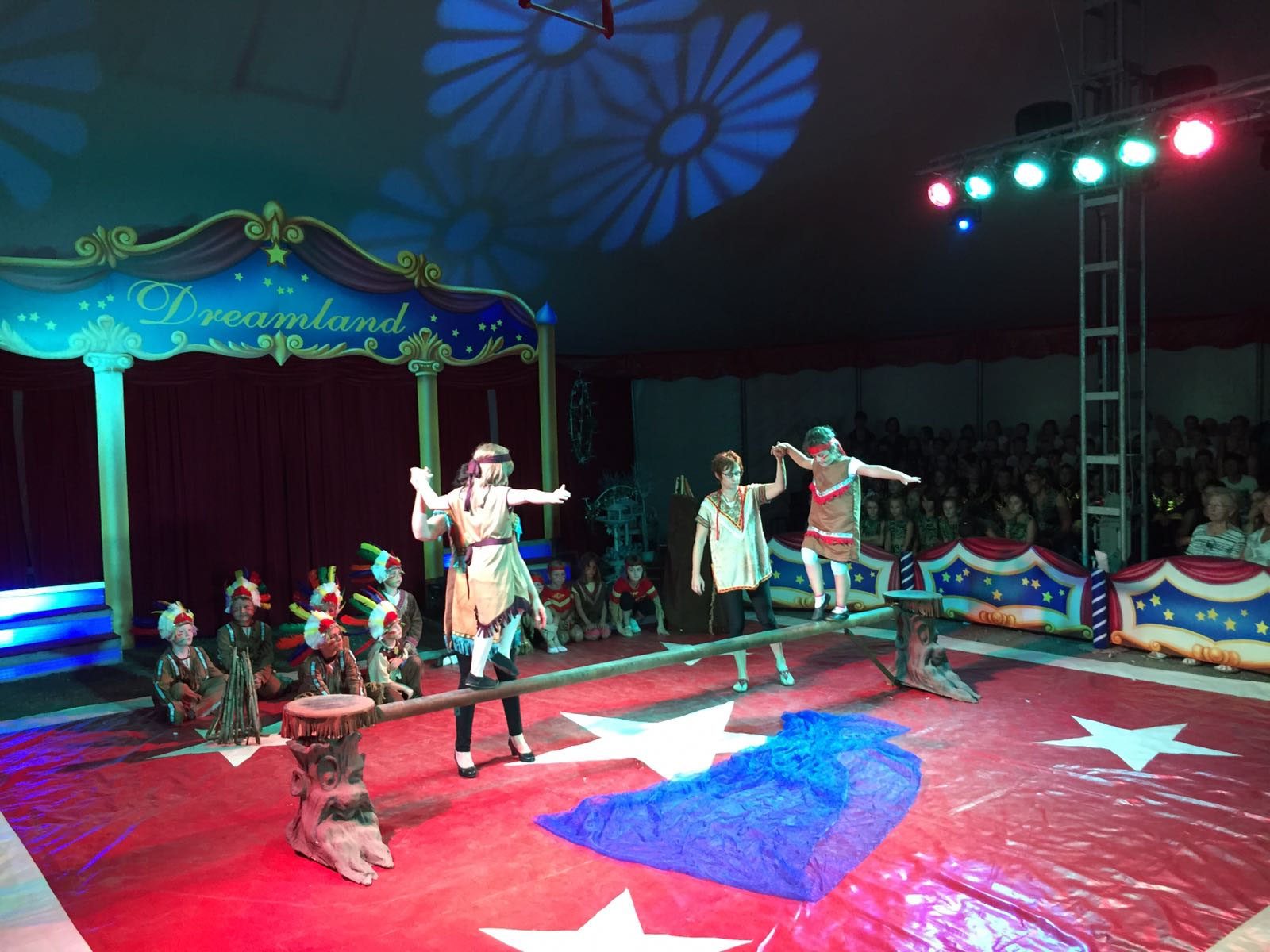 Kinder treten beim Zirkusprojekt Dreamland in der Manege auf