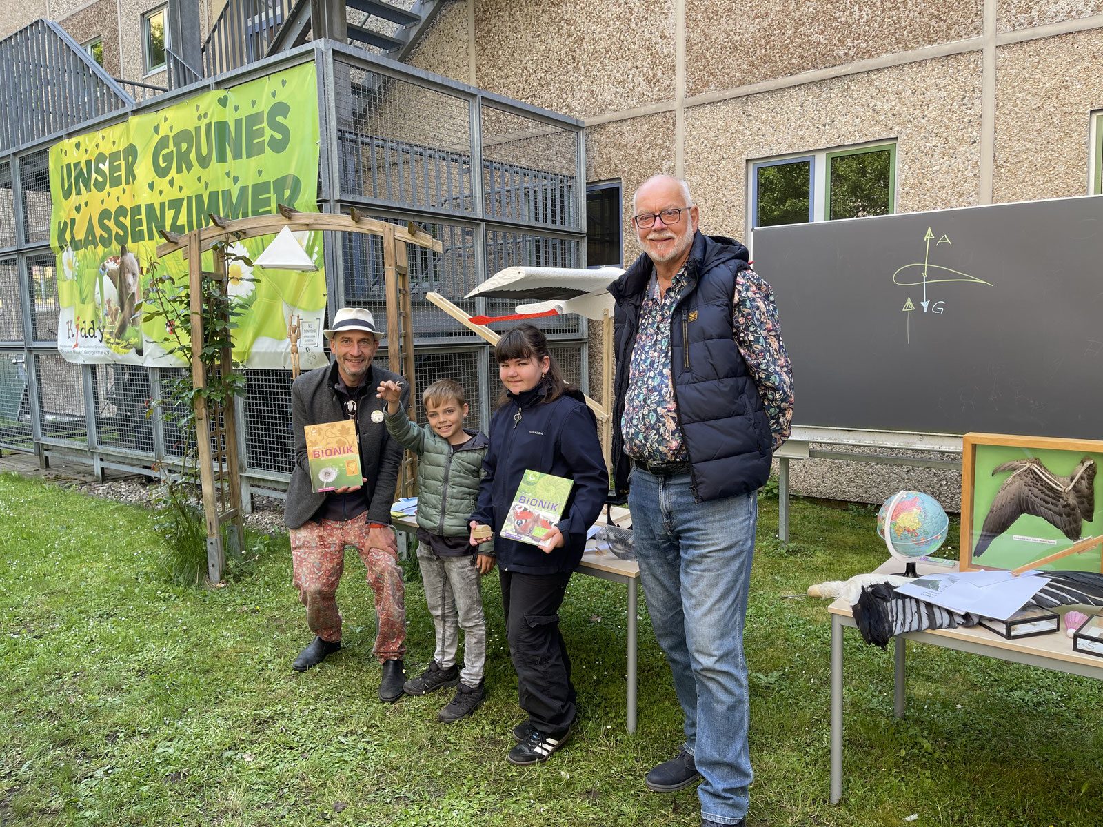Unser grünes Klassenzimmer im Schulgarten mit Tafel und Hochbeeten