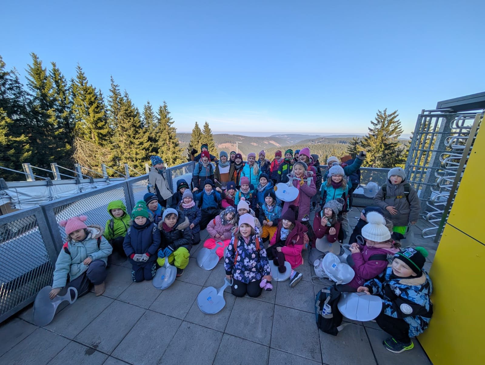 Kinder auf der Aussichtsplattform in Oberhof