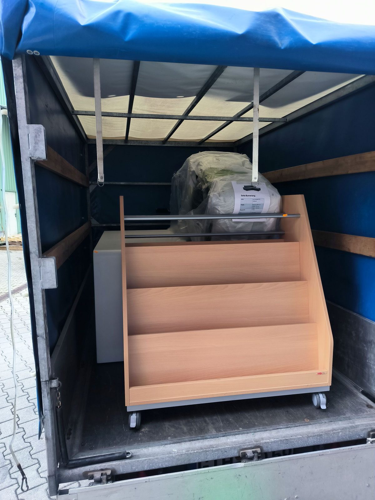 Möbel für die neue Schulbibliothek im Transporter