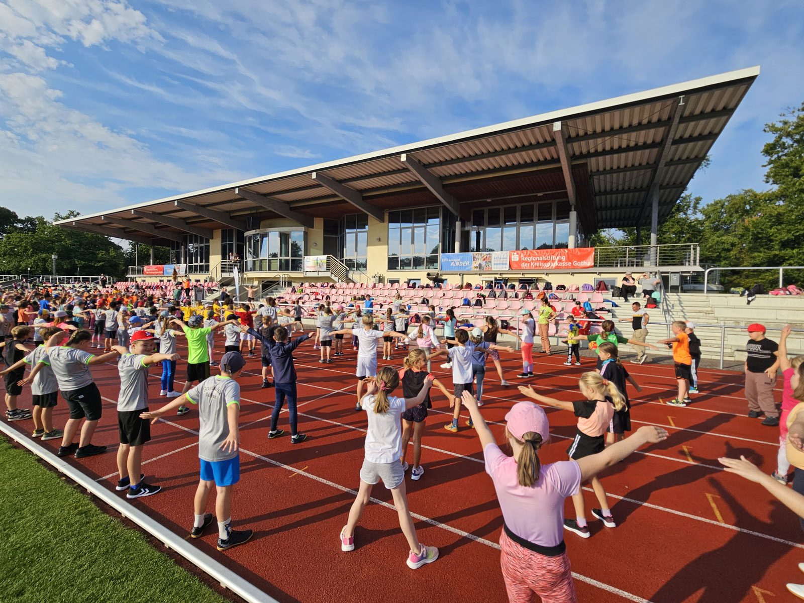 Kinder beim Sportaktionstag im Volksparkstadion Gotha